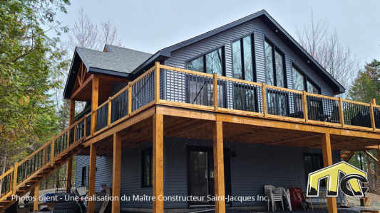 Topaze revêtements gris et fenêtres noires - Vue fenestrée
