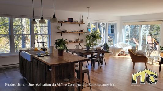 Aire  commune - cuisine et salle à manger lumineuse