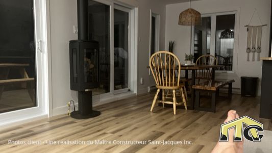 Salon avec foyer